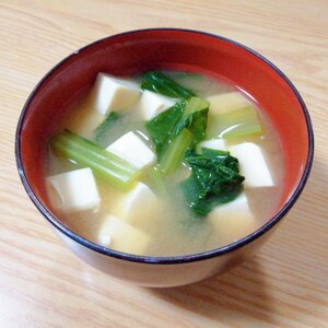 小松菜と絹ごし豆腐の簡単味噌汁